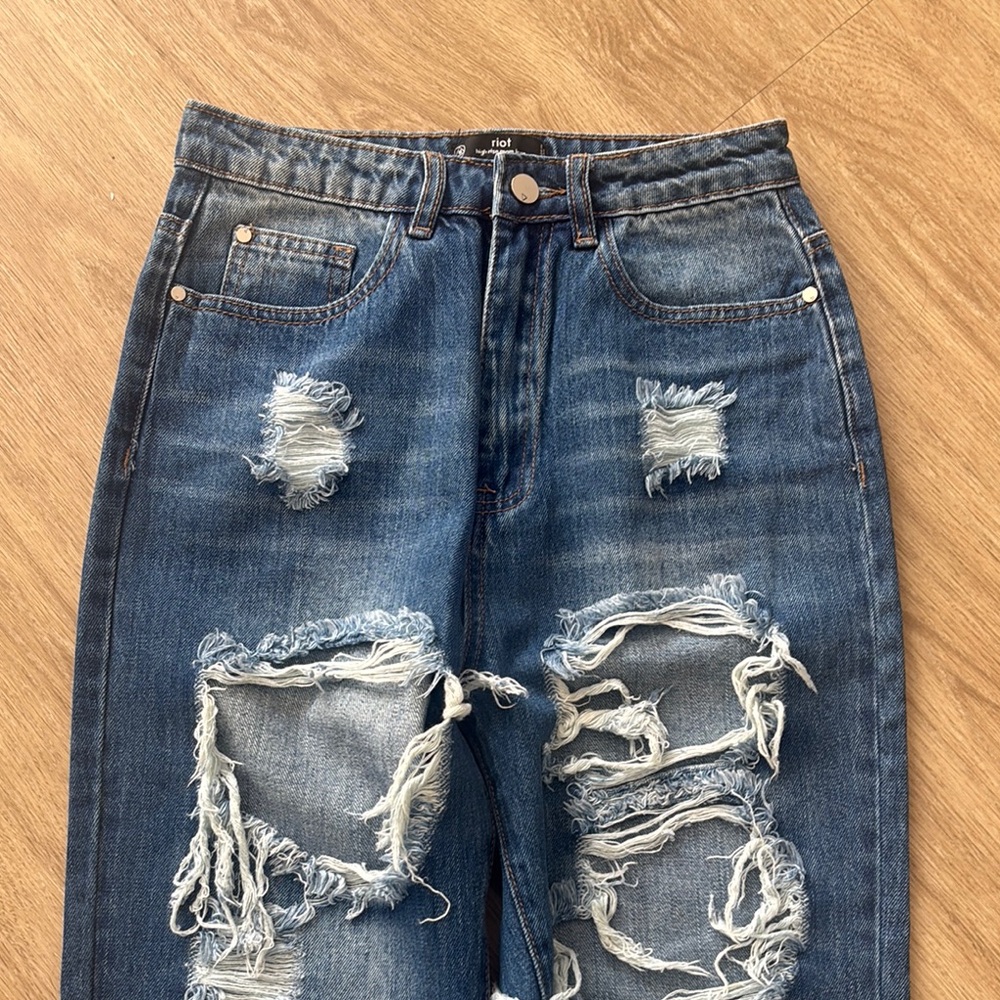 NWOT Riot Distressed High Rise Mom Jean - Picture 3 of 8